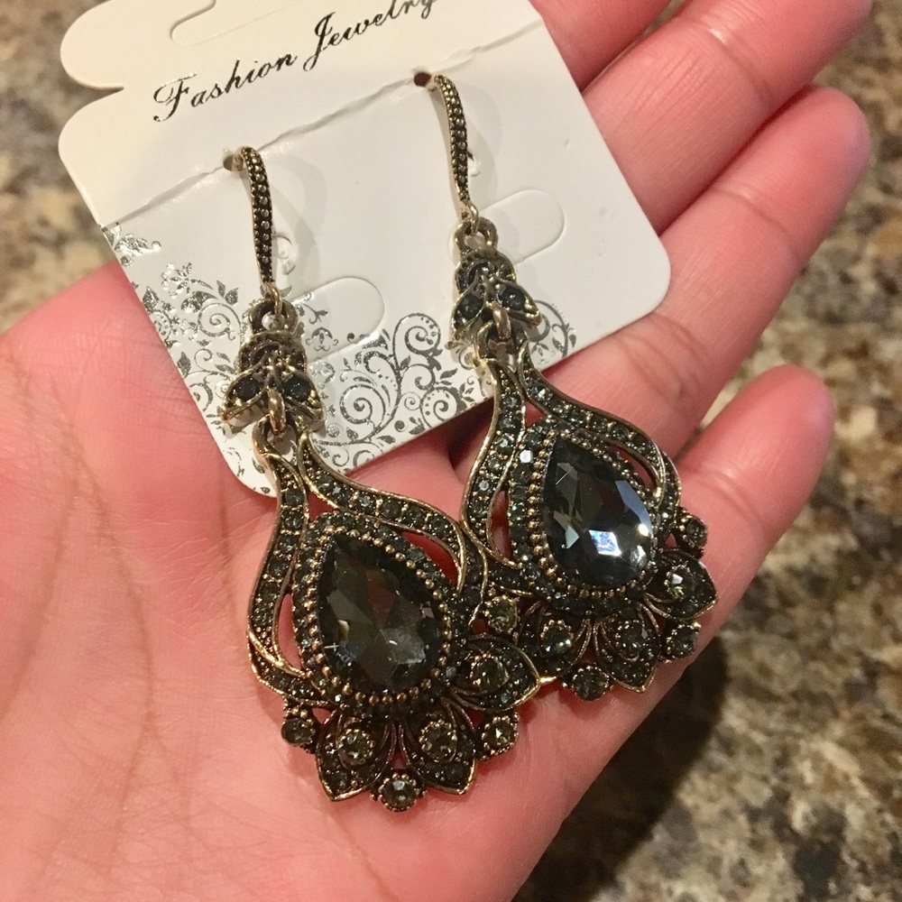 Vintage style crystal earrings new with tag